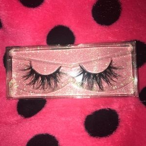 Mink lashes in style (Gia)